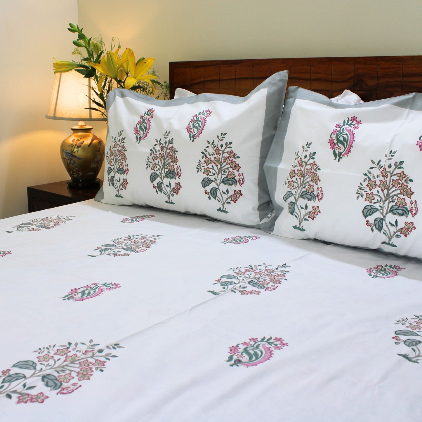 Colours Of The Garden: Bedsheet