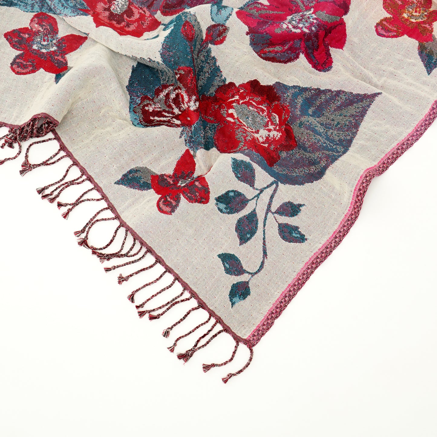 Luxury throws crafted with a blend of 90% cotton and 10% wool. Exquisite floral design, unparalleled comfort, and timeless elegance. Secure yours now and elevate your home. Explore the collection.