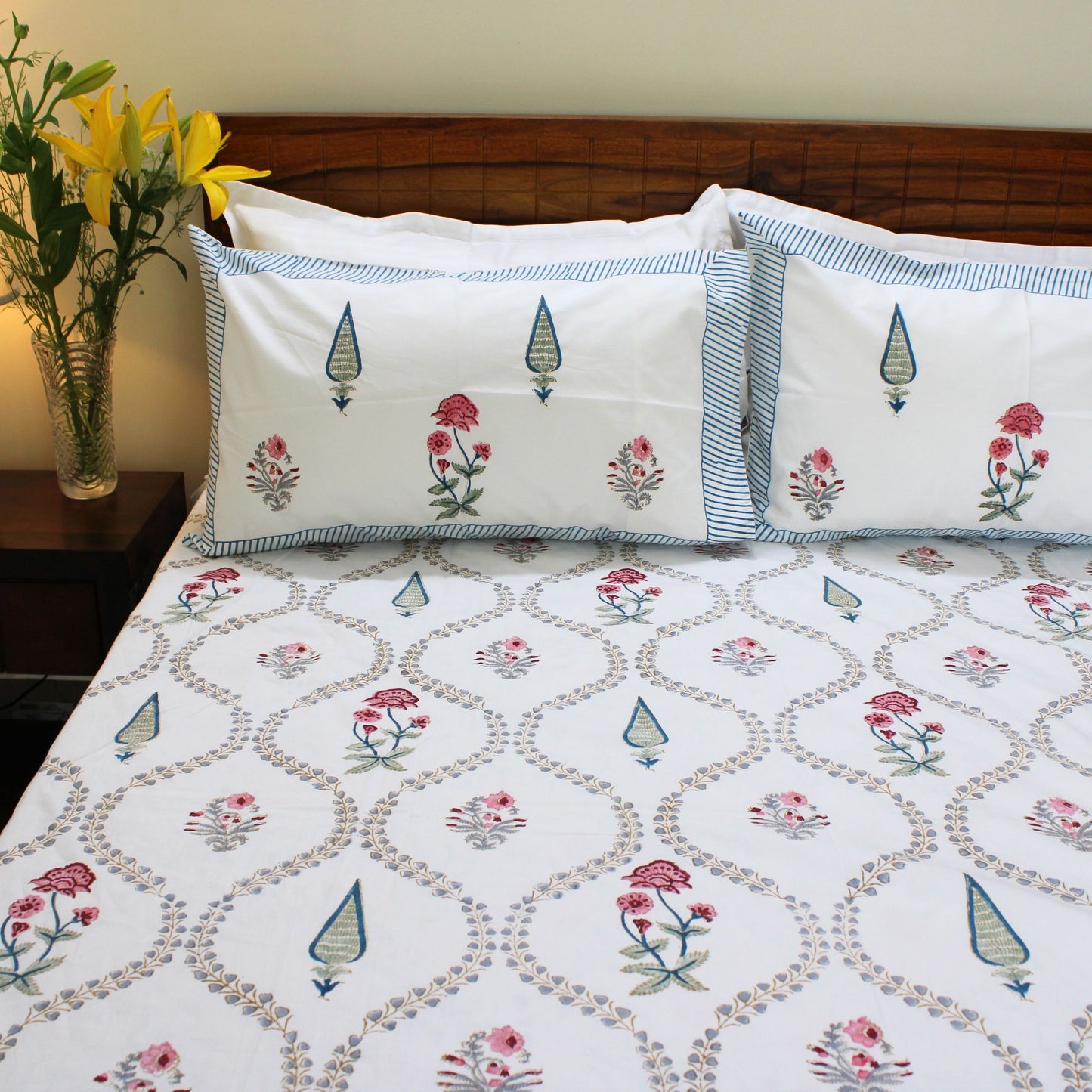 Colours Of The Garden: Bedsheet