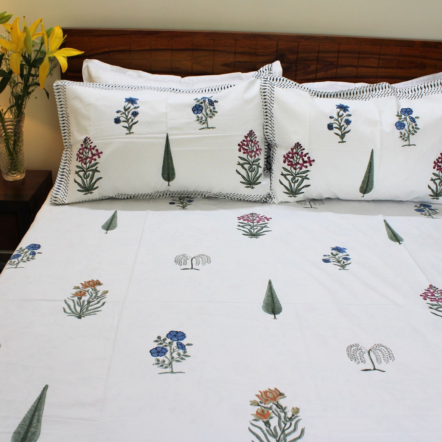 Colours Of The Garden: Bedsheet